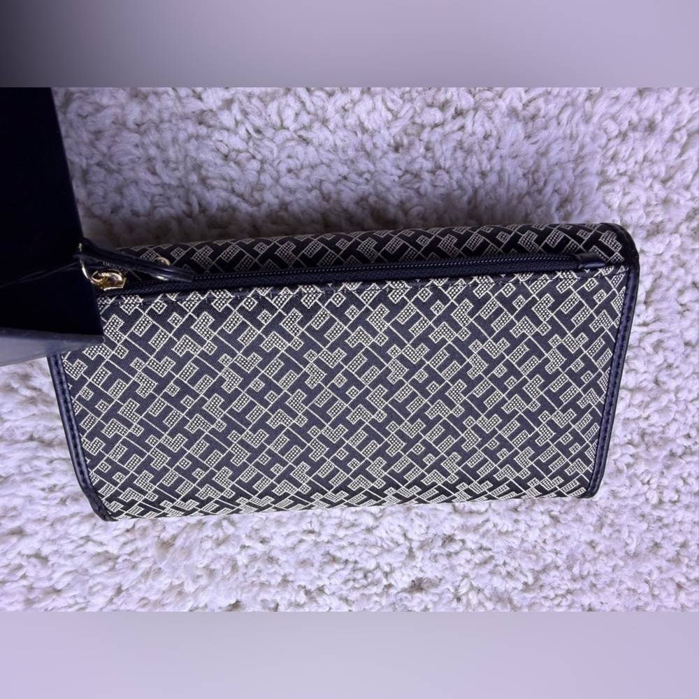 Tommy Hilfiger Black and Gold Women’s Wallet - Picture 3 of 6